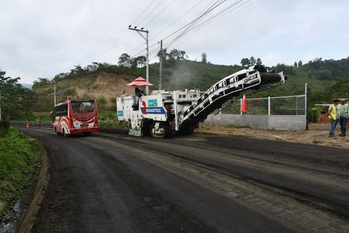 Maquinaria ejecuta labores de fresado sobre la vía Calceta–Quiroga–El Desvío, uno de los tres proyectos que forman parte del programa Vías del Bicentenario.