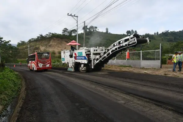Maquinaria ejecuta labores de fresado sobre la vía Calceta–Quiroga–El Desvío, uno de los tres proyectos que forman parte del programa Vías del Bicentenario.