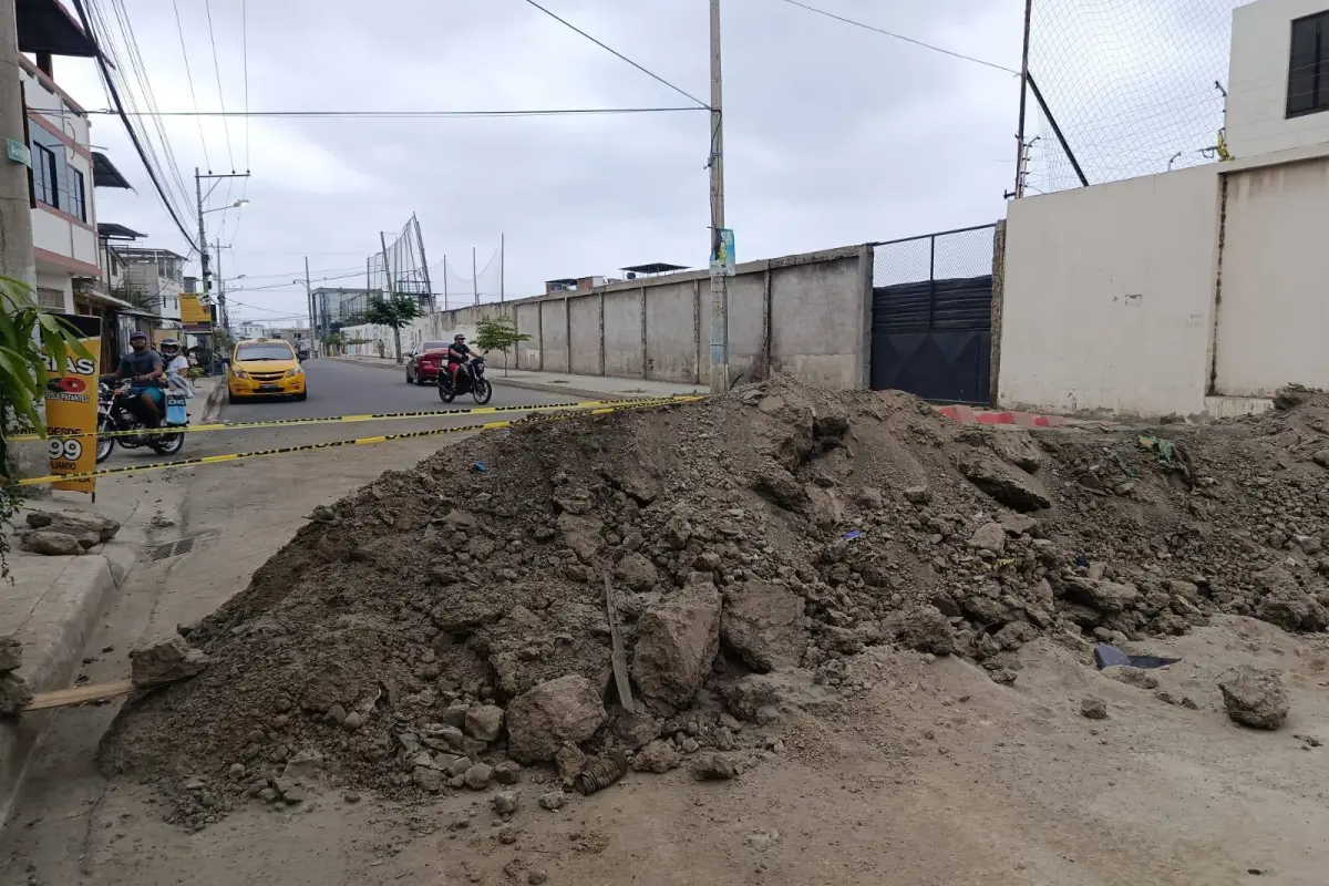 La avenida 108 sigue cerrada al tránsito; desde el Municipio se informó que este miércoles retiran la tierra y reabren la vía., El Diario