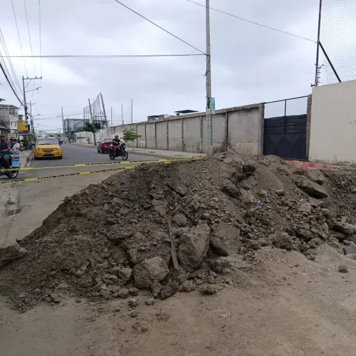 Montículos de tierra y calles a medio terminar generan malestar en sectores de Manta