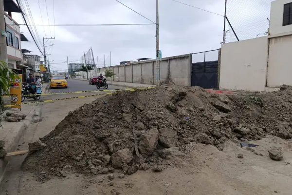 La avenida 108 sigue cerrada al tránsito; desde el Municipio se informó que este miércoles retiran la tierra y reabren la vía. ,El Diario