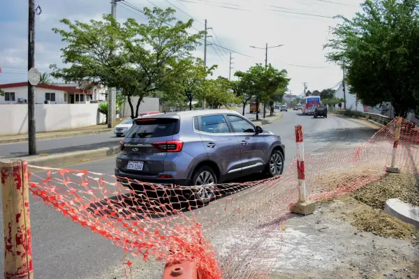 En el ingreso al sector Las Piedras, estará cerrado un carril del paso lateral, donde se construirá un colector. ,El Diario