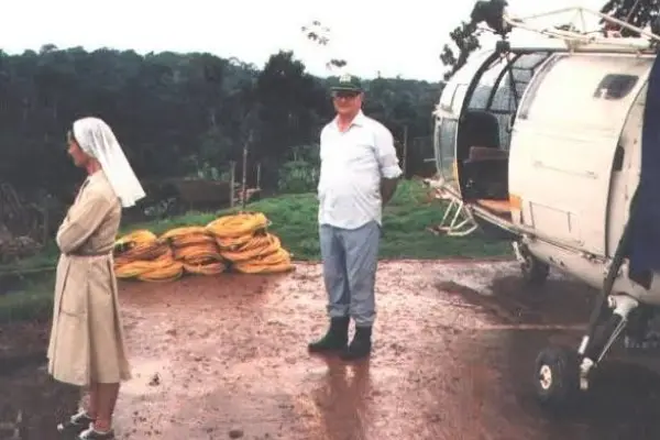 Los dos religiosos, momentos previos a subir al helicóptero que los llevaría a la selva, donde los asesinarían. ,Foto:Archivo