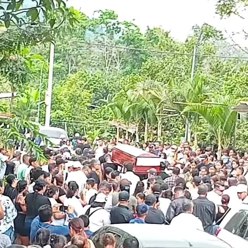 Entre lágrimas y aplausos: así fue el multitudinario adiós a Erick Sánchez