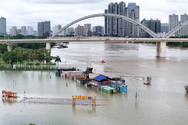  El 7 de julio de 2026, se observan tiendas inundadas a lo largo de un paseo fluvial sumergido por el desbordado río Yongjiang en Nanning, en la región de Guangxi, al sur de China. ,CN-STR / AFP