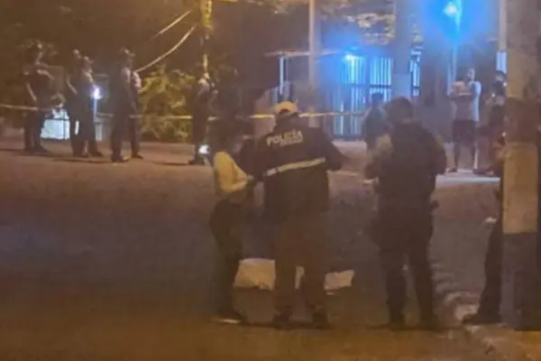 Agentes de policía acudieron a la escena del crimen.