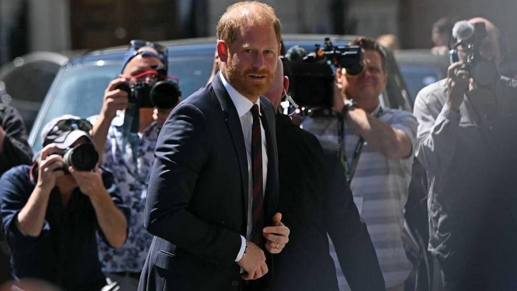 El príncipe Enrique y Elton John pierden demanda contra el Daily Mail en Londres