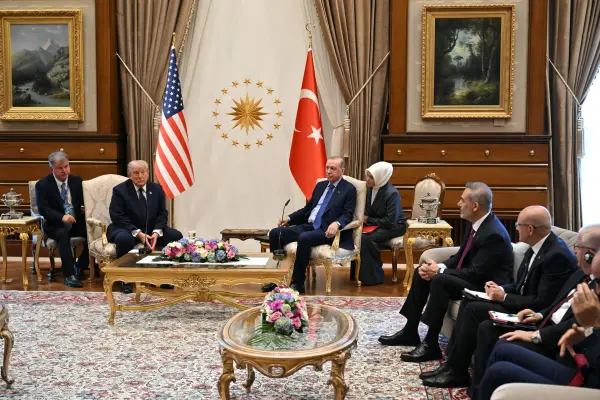 El presidente turco Recep Tayyip Erdogan (centro-derecha) y el presidente estadounidense Donald Trump (centro-izquierda) se reúnen en el complejo presidencial de Bestepe en Ankara, el 7 de julio de 2026, en el marco de la Cumbre de la OTAN. ,Foto por SAUL LOEB / AFP