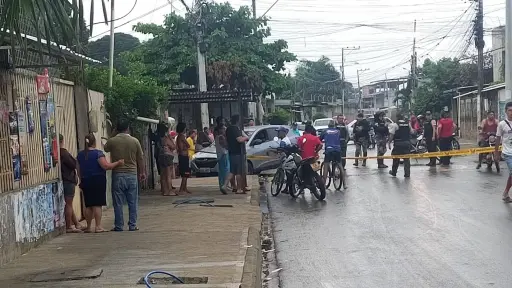 Ataque sicario deja a un abogado muerto y a su hijo adolescente gravemente herido, en Chone