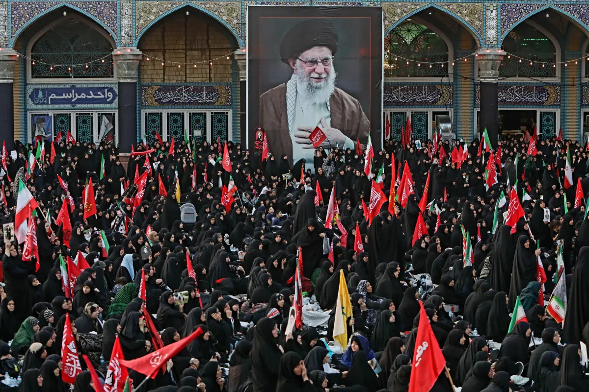 Esta fotografía, facilitada por la oficina del líder supremo de Irán, muestra a los dolientes que asistieron al funeral del asesinado líder supremo iraní, Ali Khamenei, y a miembros de su familia en Qom el 7 de julio de 2026., / KHAMENEI.IR / AFP