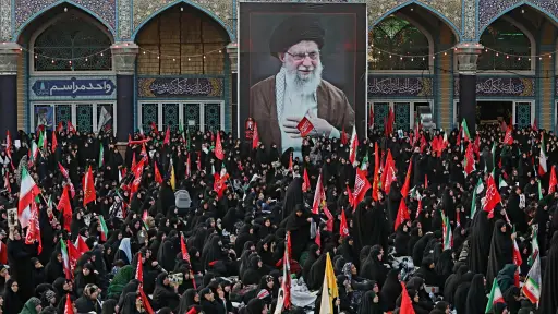 El cortejo fúnebre de Jamenei inicia su camino hacia Irak
