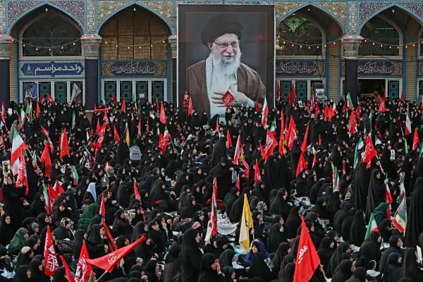  Esta fotografía, facilitada por la oficina del líder supremo de Irán, muestra a los dolientes que asistieron al funeral del asesinado líder supremo iraní, Ali Khamenei, y a miembros de su familia en Qom el 7 de julio de 2026. ,/ KHAMENEI.IR / AFP