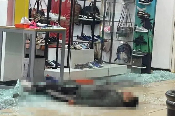 Los cuerpos de los dos presuntos delincuentes quedaron dentro del centro comercial tras el cruce de balas. ,Foto: Redes Sociales