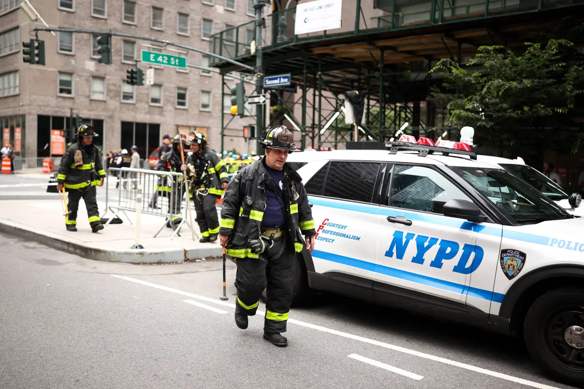 Bomberos del Departamento de Bomberos de la Ciudad de Nueva York (NYFD) responden a la evacuación de un edificio en el distrito de Manhattan de la ciudad de Nueva York el 7 de julio de 2026., CHARLY TRIBALLEAU / AFP