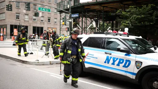 FOTOS | Cierran varias calles de Nueva York por el fallo estructural de un rascacielos