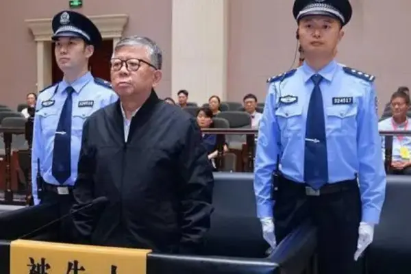 Yang Youlin, exfuncionario municipal de la ciudad de Nankín escuchando la condena en su contra. ,Foto: Agencias