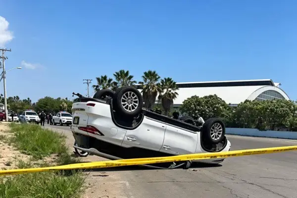 Un vehículo de color blanco terminó volcado tras una persecución que se desencadenó durante un ataque armado. ,Foto: El Diario
