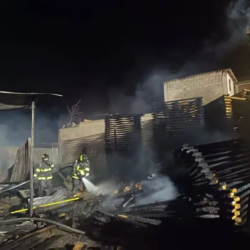 Incendio estructural consumió un aserradero en el sector Las Tolas, al norte de Quito