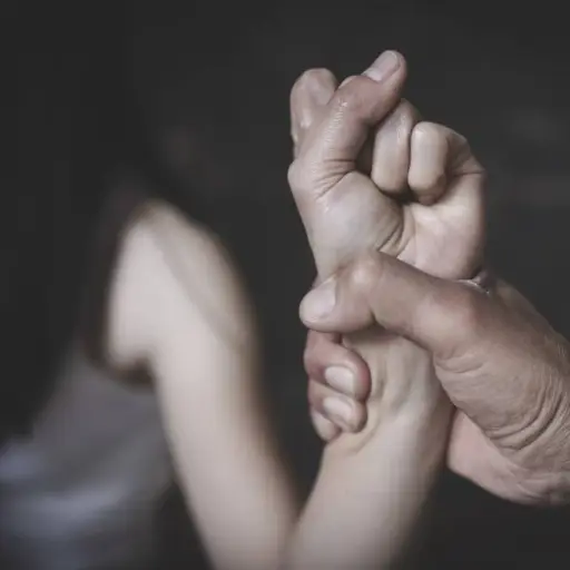 Madre denuncia presuntas omisiones tras caso de violencia sexual entre estudiantes en Quito