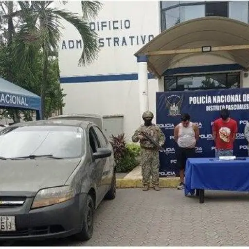 Detienen a dos personas y decomisan arma de fuego en operación militar en Guayaquil