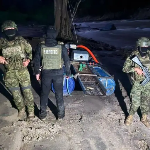  Inhabilitan excavadora y destruyen dos dragas en operativo contra minería ilegal en Zamora Chinchipe
