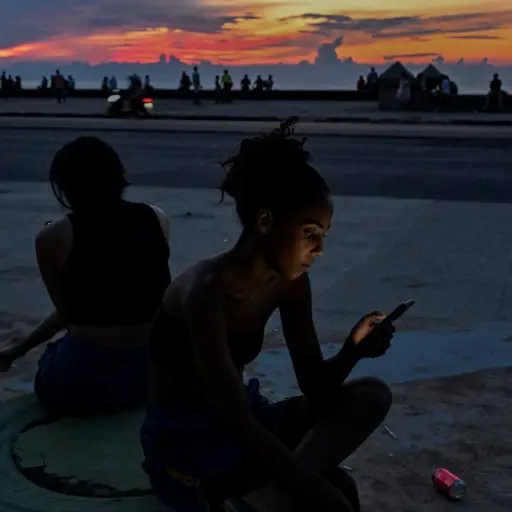 Cuba, sin combustible, restablece progresivamente su red eléctrica tras apagón nacional