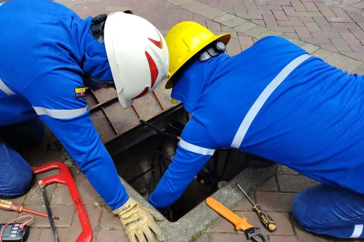 CNEL lanza una alerta tras el robo de cables y luminarias que afecta la seguridad en Santo Domingo y Pedernales