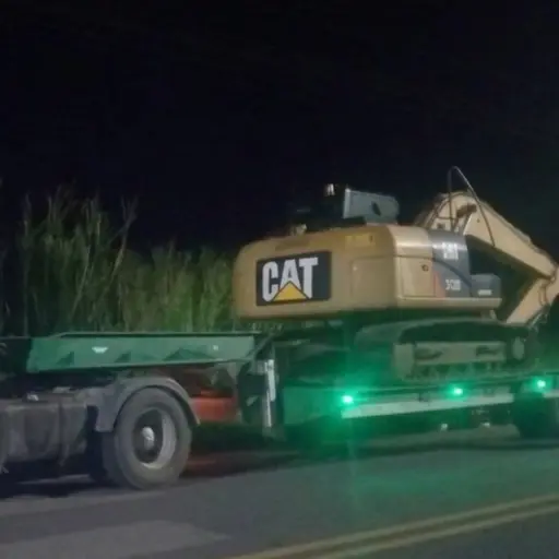 Decomisan excavadora y camión pesado en operativo militar en Manabí