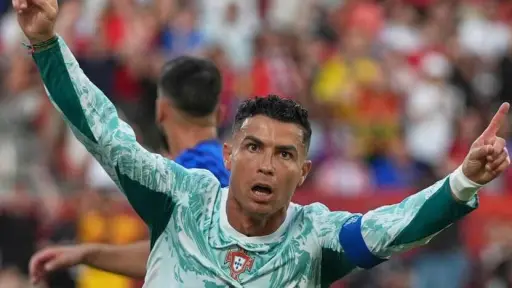 “Cuando te pongas bueno...”: Cristiano Ronaldo sorprende al niño venezolano, sin piernas, que perdió a su familia en los terremotos