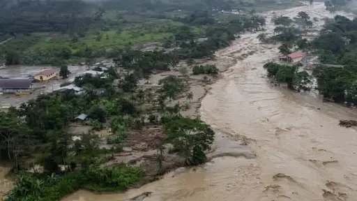 Desbordamiento del río Zamora deja tres fallecidos y obliga a rescatar a 48 personas en Zamora Chinchipe