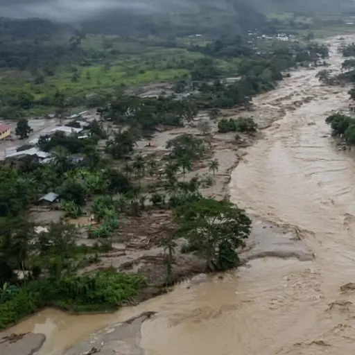 Desbordamiento del río Zamora deja tres fallecidos y obliga a rescatar a 48 personas en Zamora Chinchipe