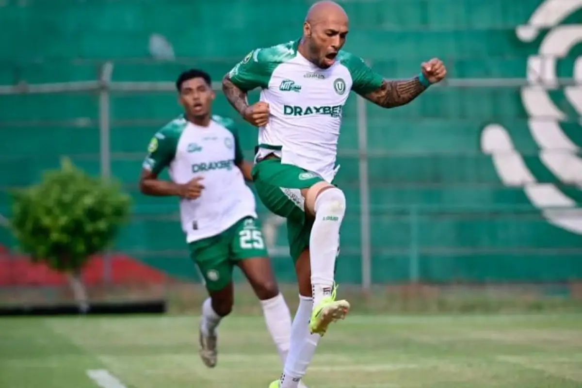 César Espínola celebrando el tanto que marcó ante 9 de Octubre y significó el empate para Liga de Portoviejo., Foto: El Diario
