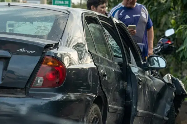Dos autos se impactaron de manera frontal en la vía Rocafuerte-Tosagua,en la provincia de Manabí. ,Foto: Cortesia