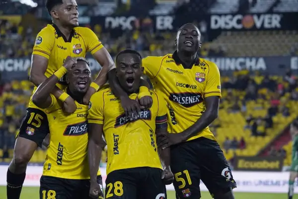 Jugadores de Barcelona SC celebrando el tanto marcado por Jhonny Quiñónez a través de la vía de penal. ,Foto: Apifoto