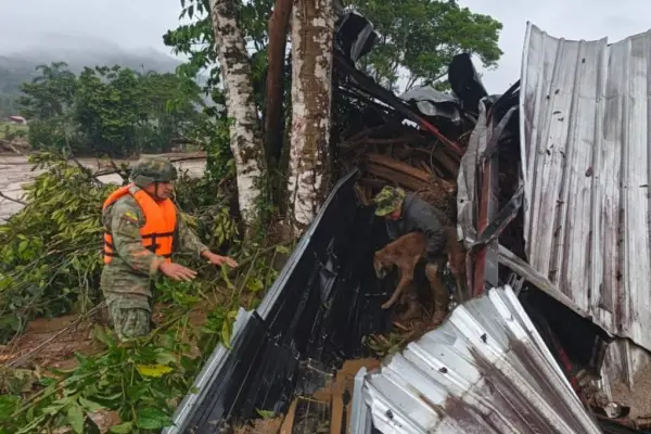 Elementos de las Fuerzas Armadas ayudan a los afectados del aluvión tras el desbordamiento del río Zamora. ,Foto: Fuerzas Armadas
