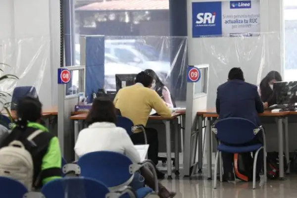 El SRI inició la recategorización de contribuyentes del Rimpe. Conozca quiénes pasan de Negocio Popular a Emprendedor, quiénes salen del régimen y cómo verificar su situación. ,Web