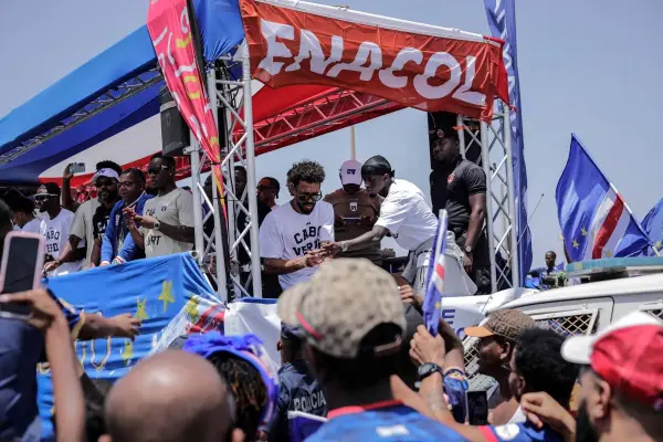 Jugadores de la Selección de Cabo Verde participaron de una caravana que duró cerca de dos horas.  (Foto:  Jose Correia / AFP) ,Foto: AFP