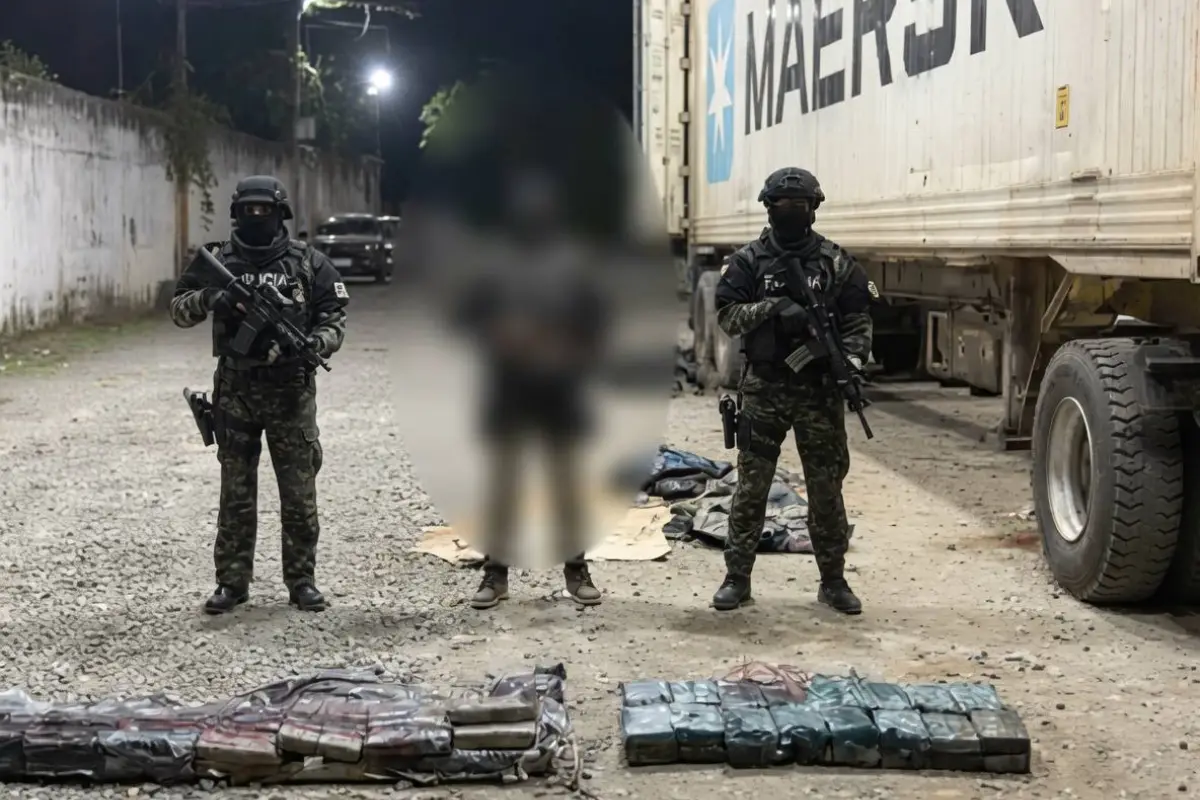 La droga estaba camuflada en el piso de un contenedor que tenía como destino China y que saldría desde Guayaquil., Foto: Policía Nacional
