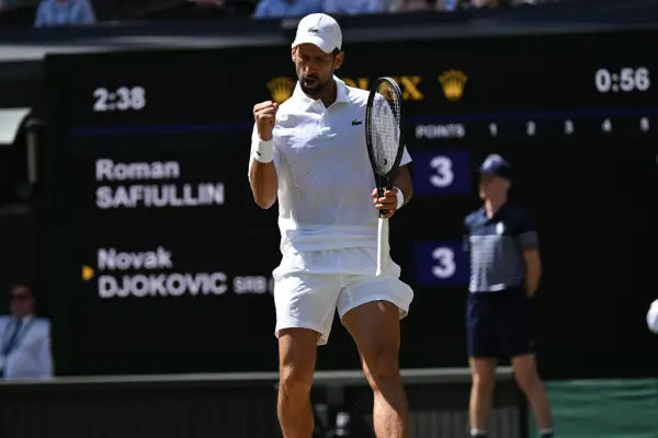 El tenista serbio Novak Djokovic en la pista central de Wimbledon ,Redes