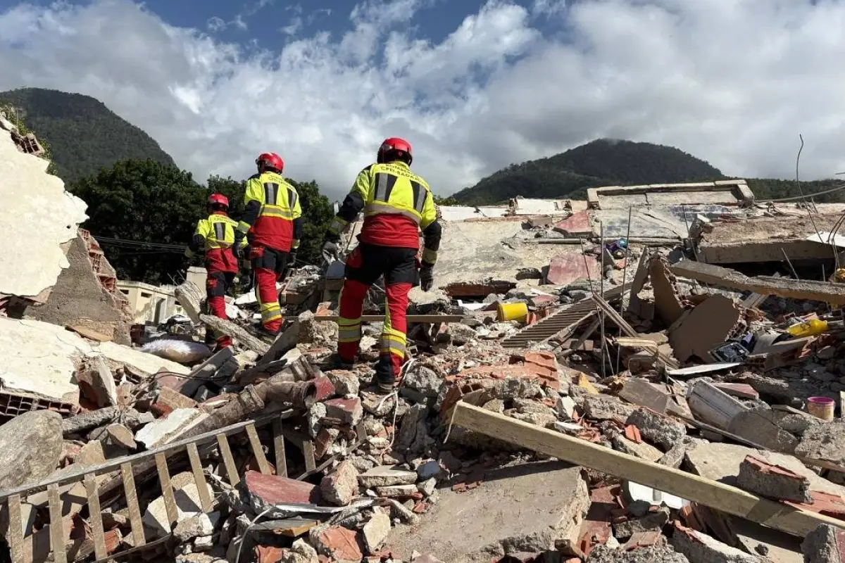 Rescatistas recorren edificios desplomados en La Guaira, que ha sido considerada como zona de desastre., Foto: Europapress