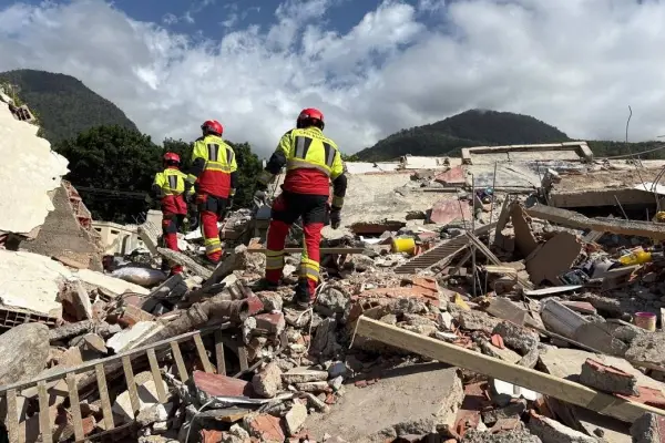 Rescatistas recorren edificios desplomados en La Guaira, que ha sido considerada como zona de desastre. ,Foto: Europapress