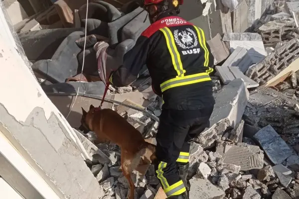 El bombero de la Diputación de Córdoba, Antonio Caballero, busca a supervivientes entre los escombros junto a su perro. ,Europa Press