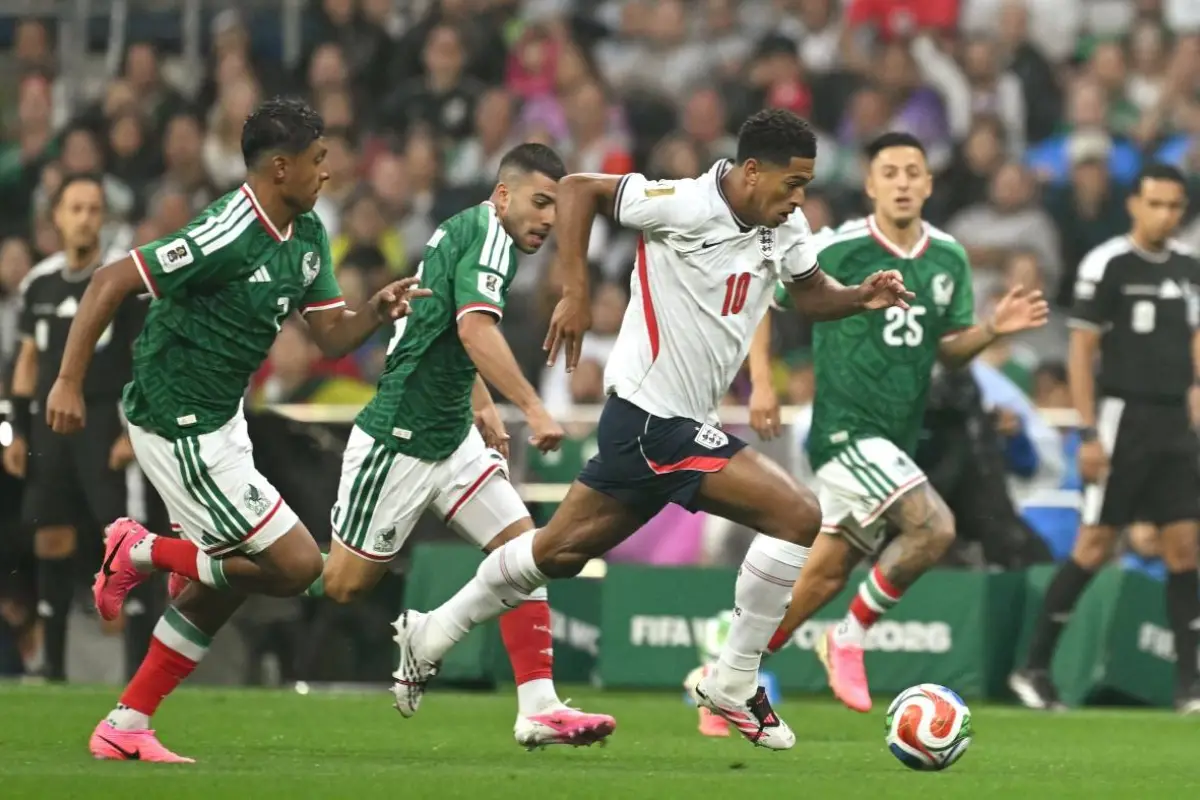 El delantero Jude Bellingham marcado por tres jugadores mexicanos en el estadio Azteca, donde marcó dos goles. (Foto: Rodrigo Oropeza / AFP), Foto: AFP