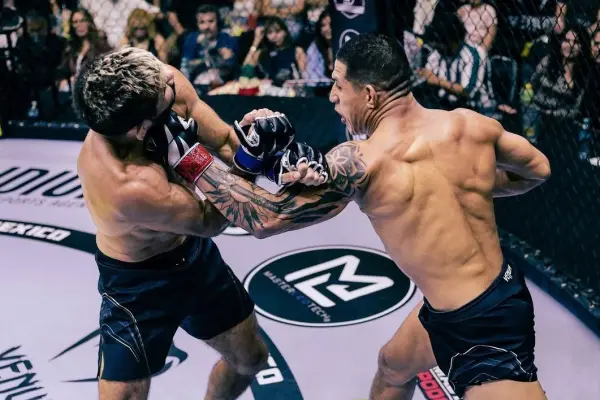 Cristian Rivas vence a Walter Zamora en Monterrey y acumula su tercera victoria consecutiva en MMA México