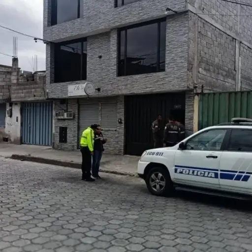 Sicarios fingieron que le entregarían un ramo de flores a docente y la asesinaron