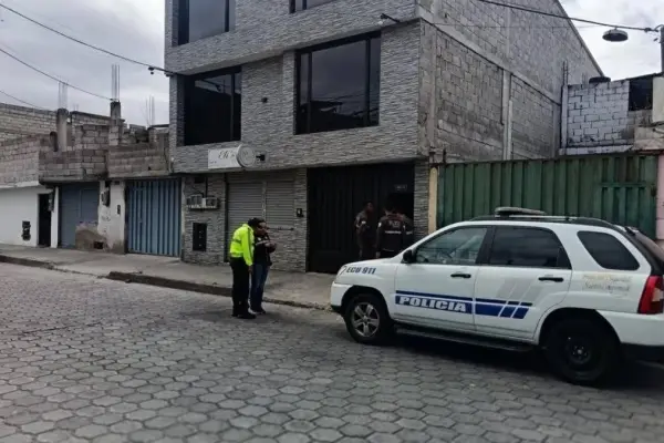 Sicarios fingieron que le entregarían un ramo de flores a docente y la asesinaron