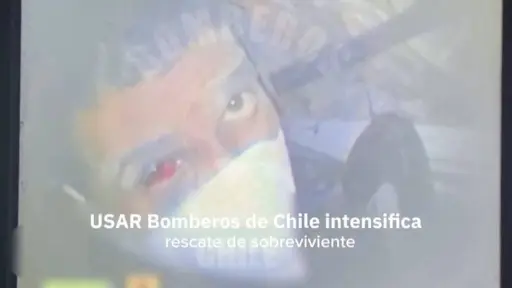 Rescatistas sacan de los escombros a un guardia de seguridad ocho días después de los dos terremotos de Venezuela