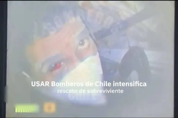 Captura de pantalla tomada de un video distribuido el 2 de julio de 2026 por Bomberos de Chile, muestra a Hernán Gil, de 43 años, atrapado entre los escombros en Catia La Mar tras los dos terremotos que azotaron Venezuela. ,Foto por HANDOUT (ARMED POLICE FORCE, NEPAL) / BOMBEROS DE CHILE / AFP
