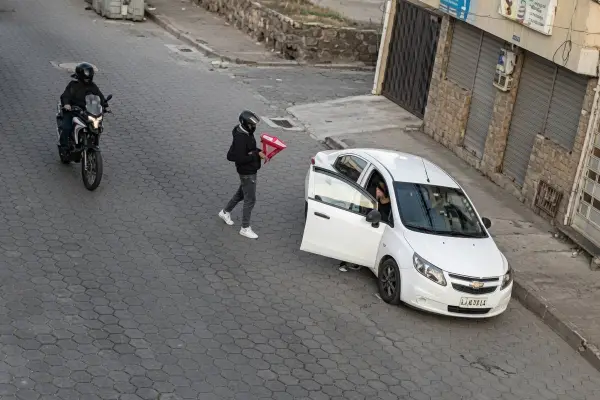 El ataque por parte del sicario que portaba el ramo de flores quedó grabado. ,Foto: Redes Sociales