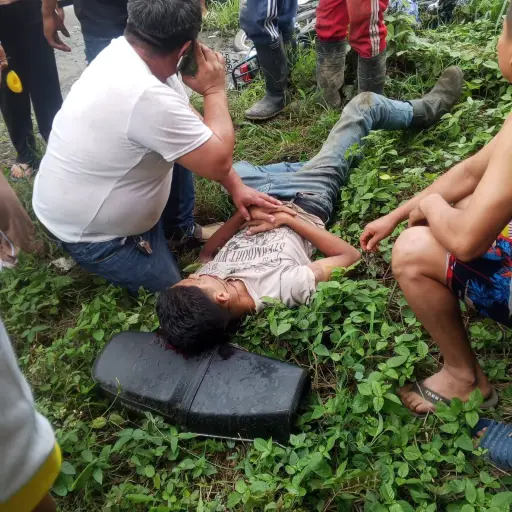 Motociclista de 19 años sufre graves heridas tras espectacular choque con camioneta en El Carmen